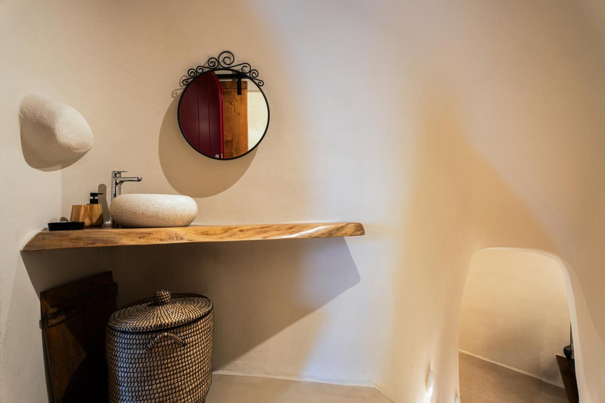 Approxi Cave: 2-bedroom Retreat