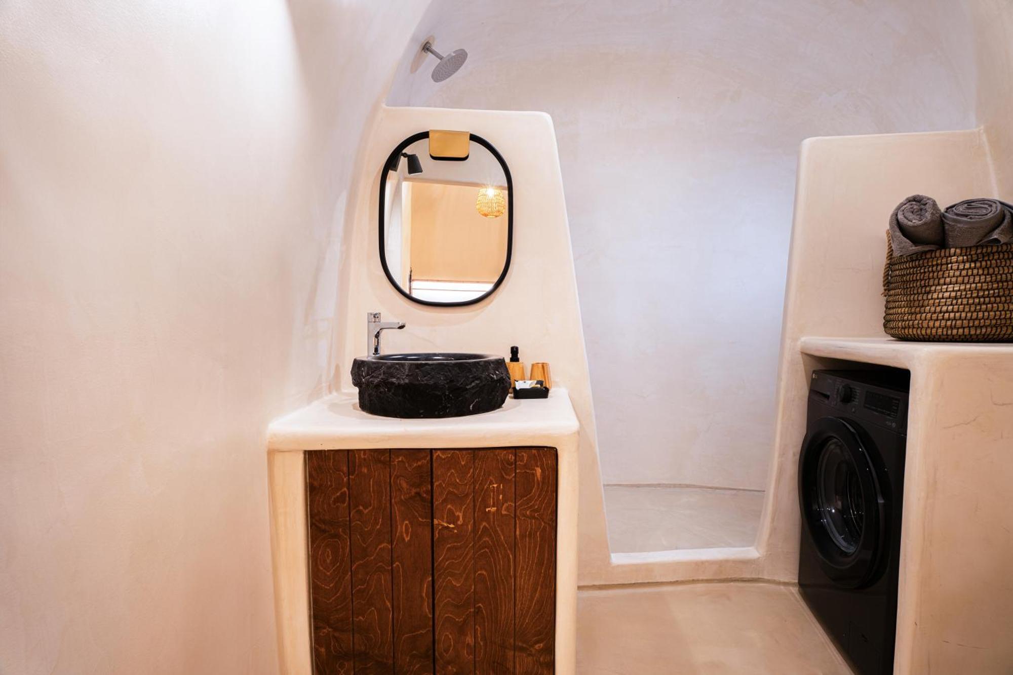 Approxi Cave: 2-bedroom Retreat Holiday home